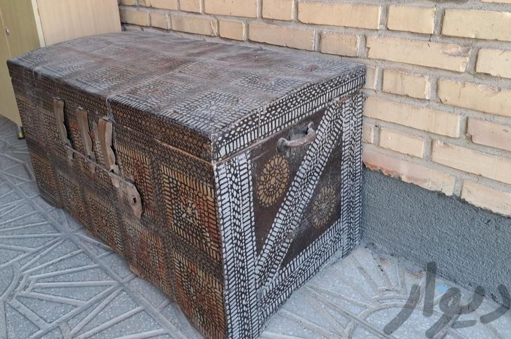 صندوق چوبی قدیمی (یخدان)|اشیای عتیقه|سمنان, |دیوار