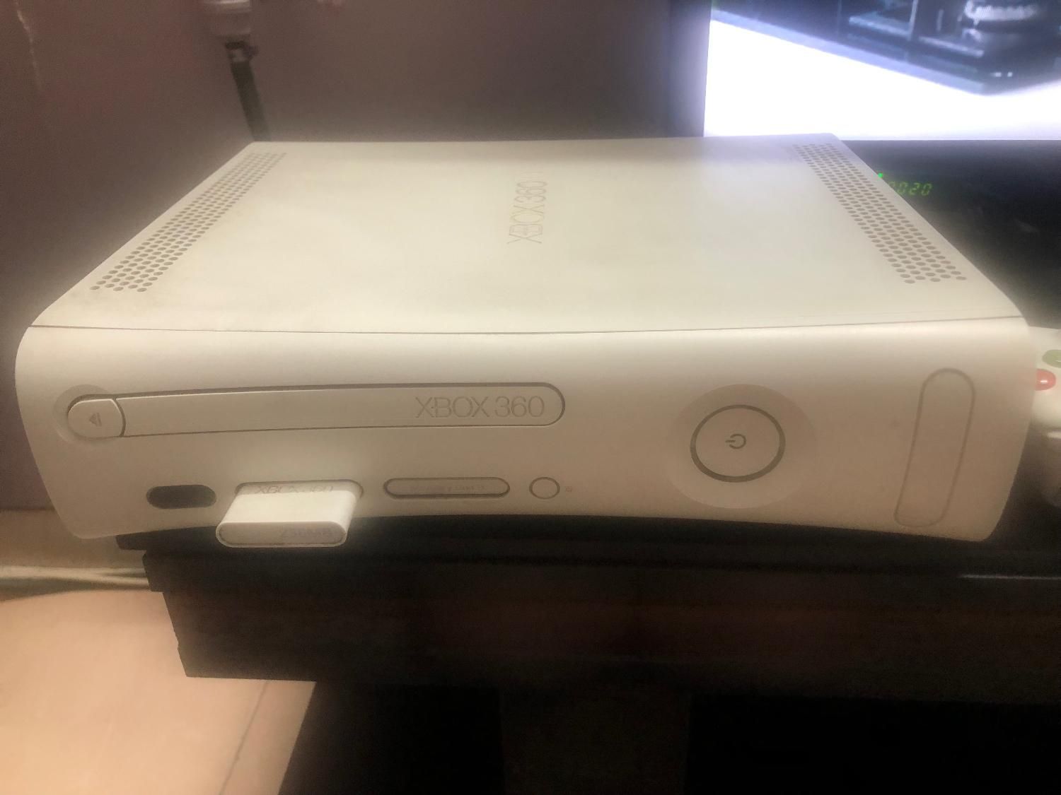 دستگاه XBox 360 به همراه یک دسته و چند بازی|کنسول، بازی ویدئویی و آنلاین|شیراز, حافظیه|دیوار