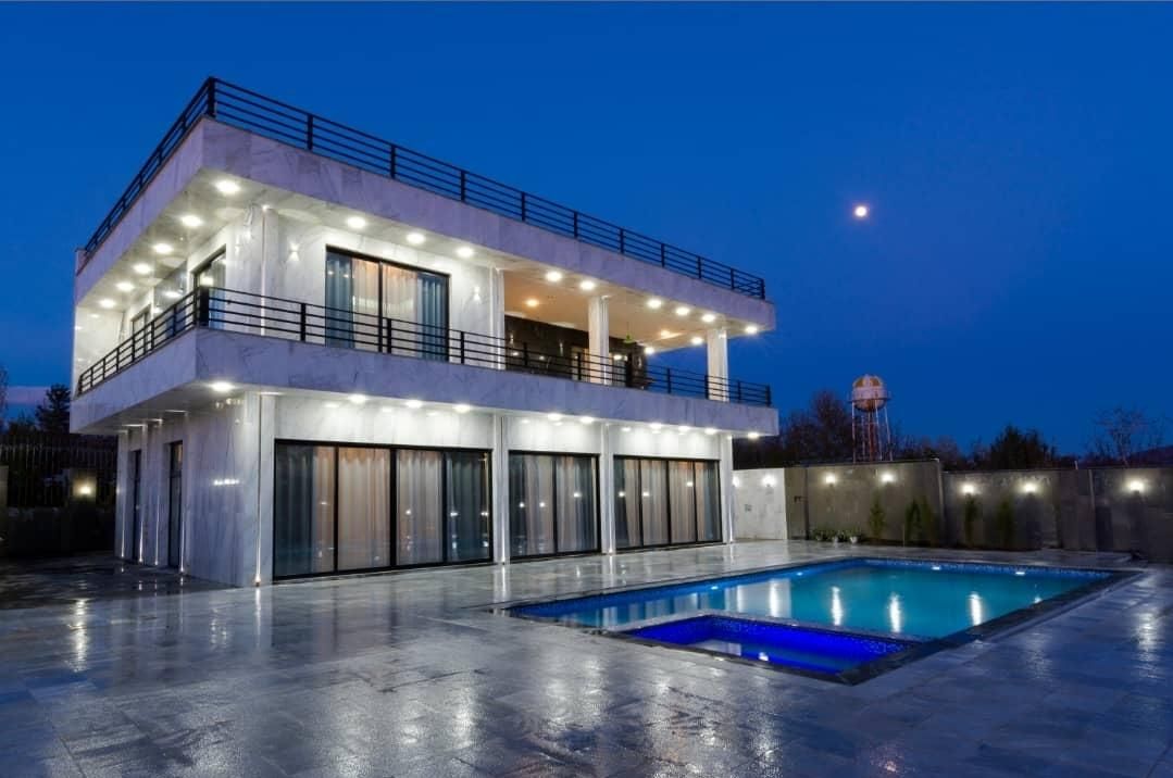 عمارت مدرن باروژ|اجارهٔ کوتاهمدت ویلا و باغ|کرج, فاز ۲ مهرشهر|دیوار