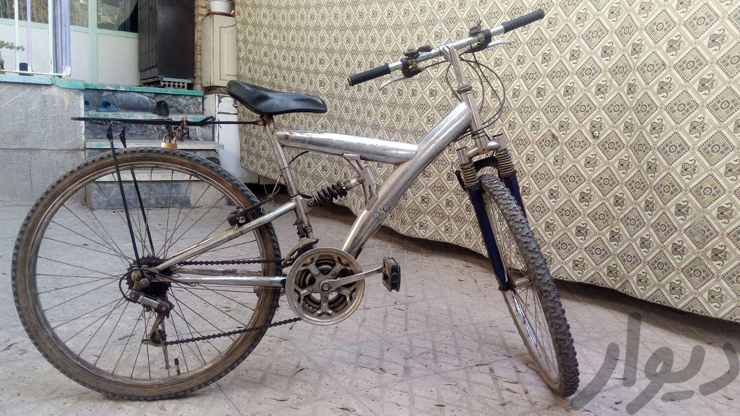 این دوچرخه کمک دار و به رنگ نقره ای میباشد .|دوچرخه، اسکیت، اسکوتر|سمنان, |دیوار