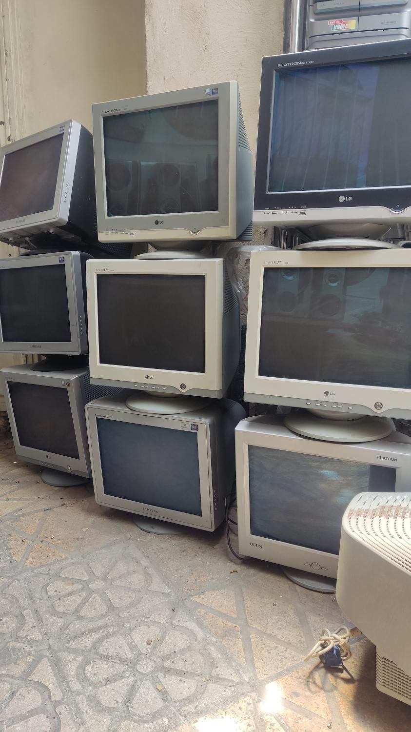 تعویض و فروش مانیتور crt قدیمی و کیس قدیمی|قطعات و لوازم جانبی رایانه|کرج, مصباح|دیوار