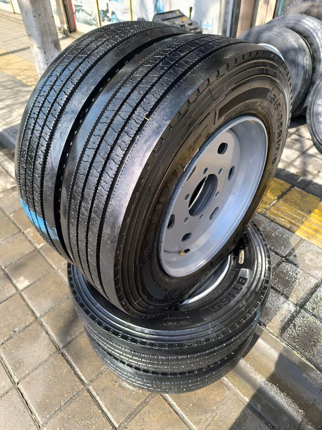 لاستیک نیسان جینیو 4تا با رینگ کامل درحد صفر|قطعات یدکی و لوازم جانبی|مشهد, طلاب|دیوار
