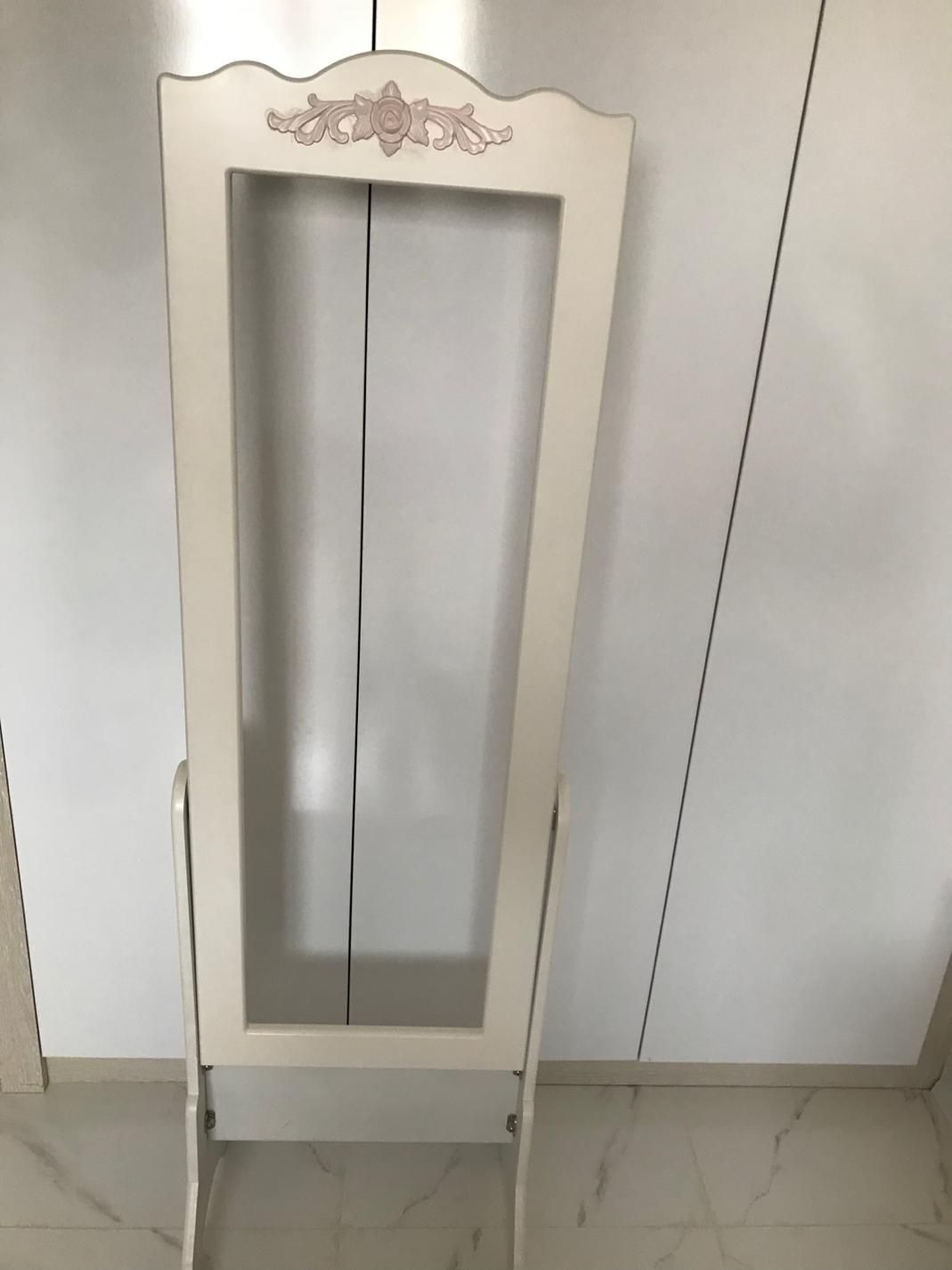 چوب لباسی طرح مانکن و قاب اینه قدی|بندرخت و رخت‌آویز|اصفهان, جاوان|دیوار