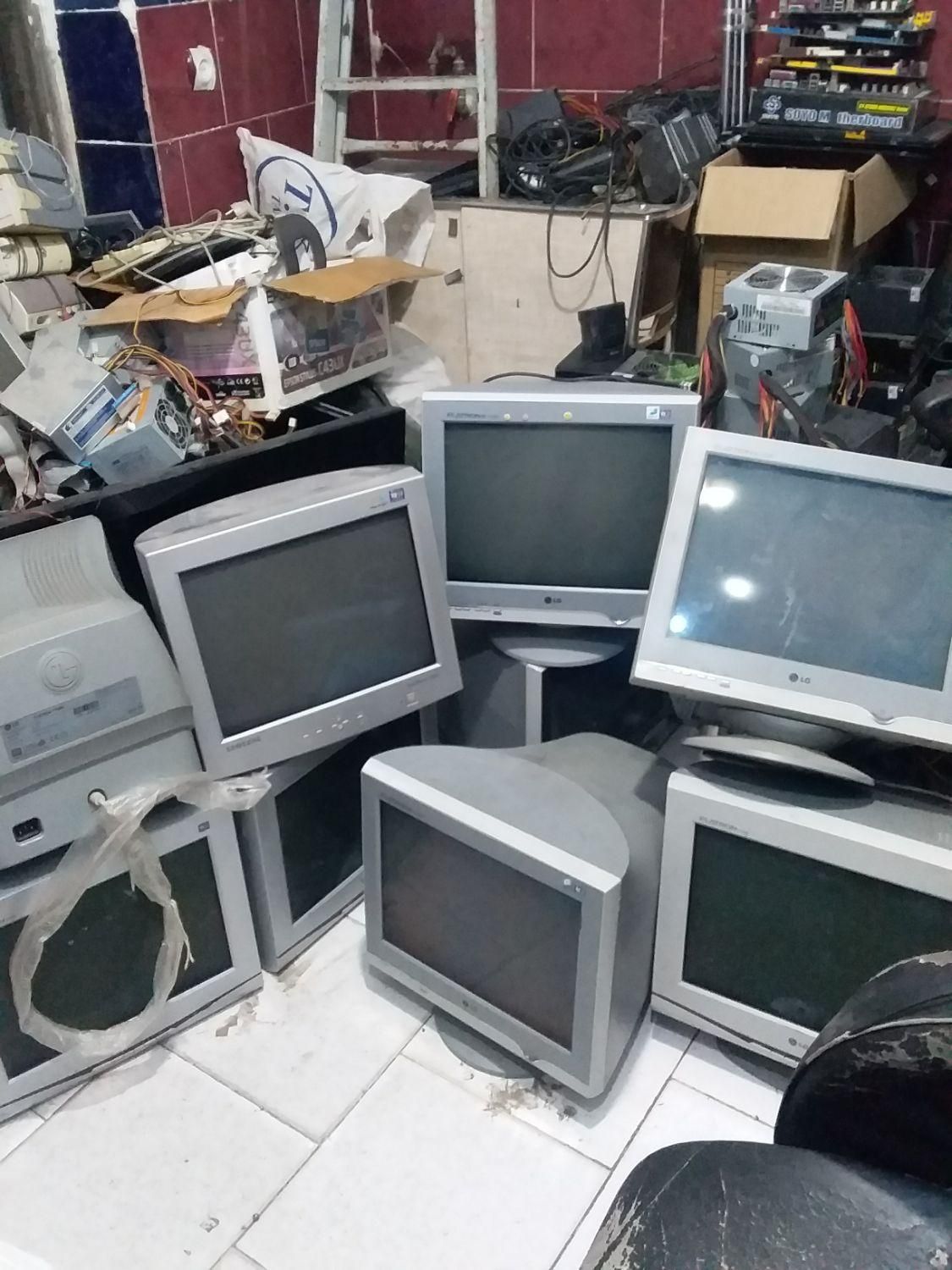 مانیتور۱۷اینچ سالم|قطعات و لوازم جانبی رایانه|ارومیه, |دیوار