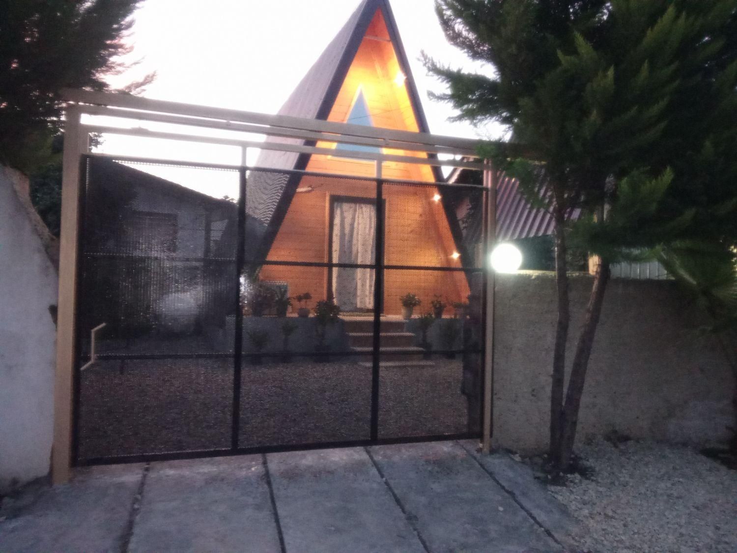 کلبه چوبی نوساز با وسایل تازه|اجارهٔ کوتاه‌مدت ویلا و باغ|نشتارود, |دیوار