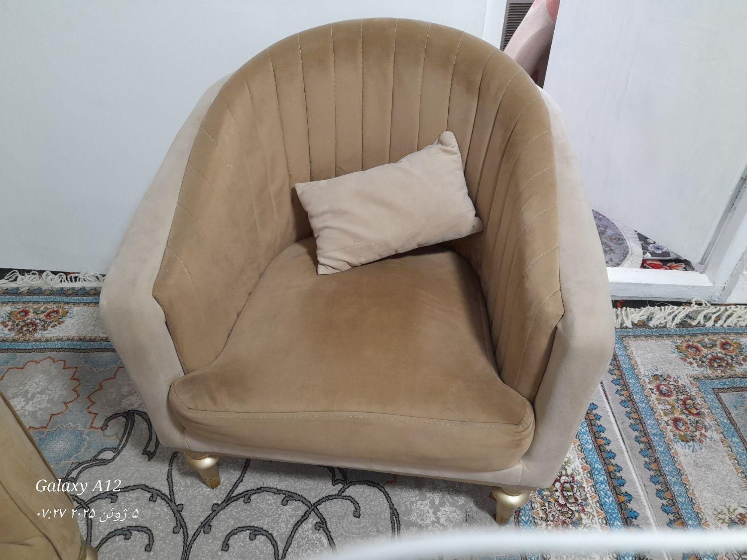 مبل پنج نفره سالم فقط ۳نفره یه خط خش خیلی کم|مبلمان خانگی و میز عسلی|رشت, سلیمانداراب|دیوار