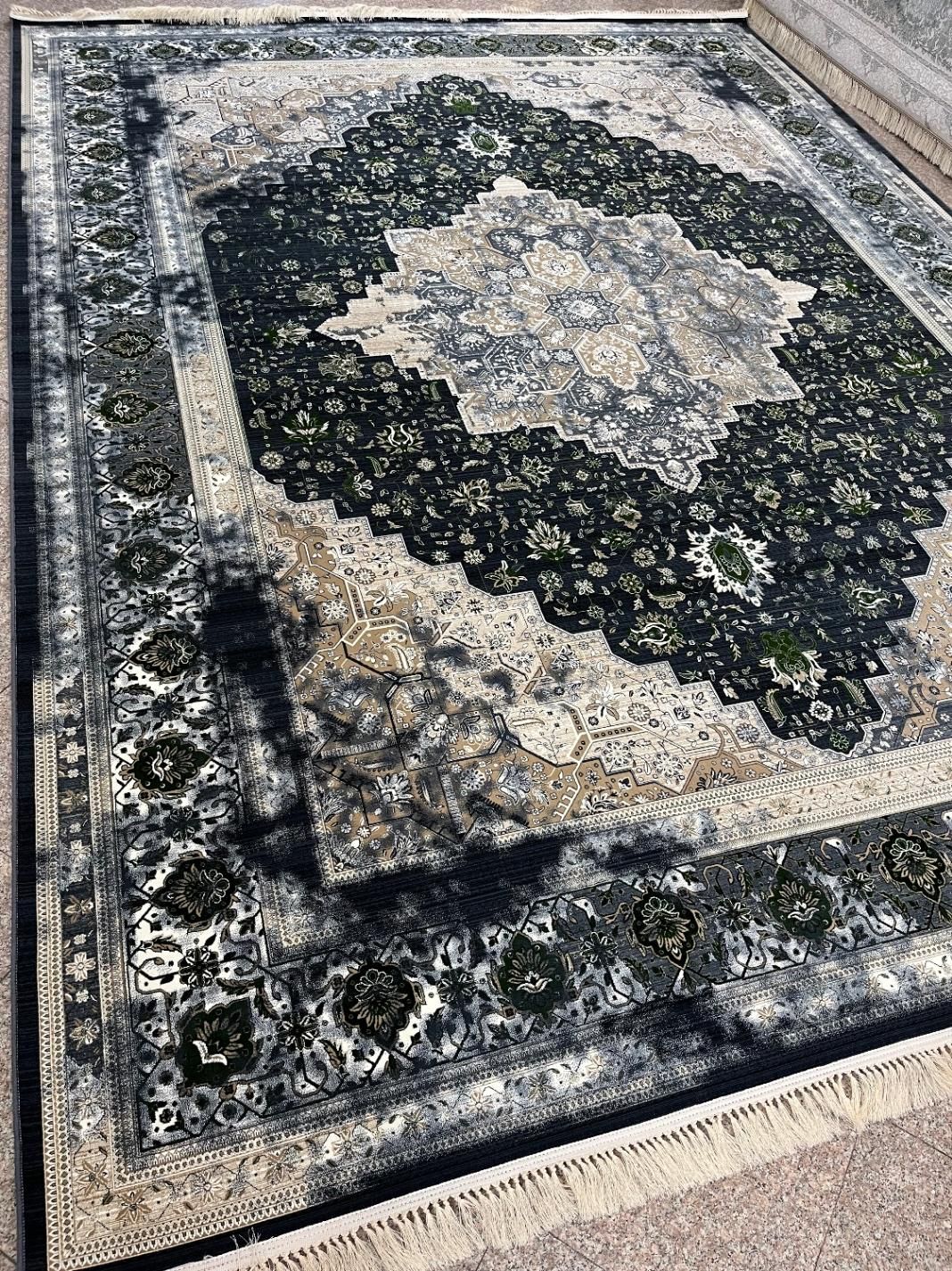 فرش ۱۲۰۰شانه ۳۶۰۰تراکم گلبرجسته|فرش|یزد, |دیوار