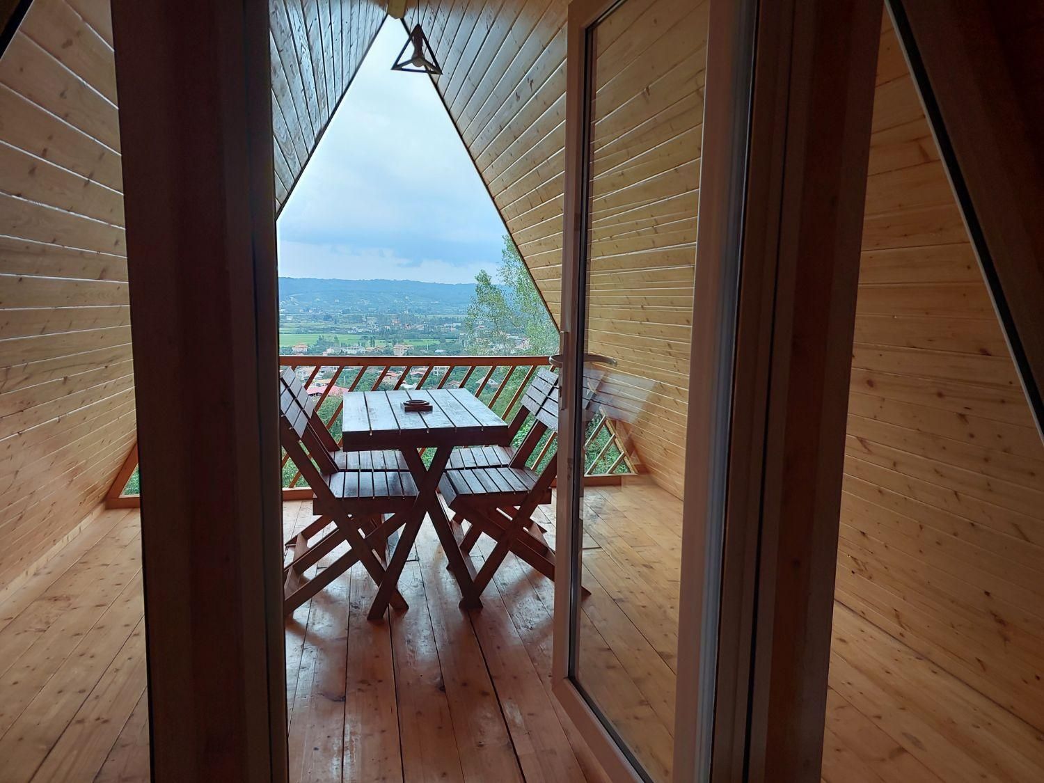 کلبه سوئیسی جنگلی استخردار لمپا ۳|اجارهٔ کوتاه‌مدت ویلا و باغ|شیرگاه, |دیوار