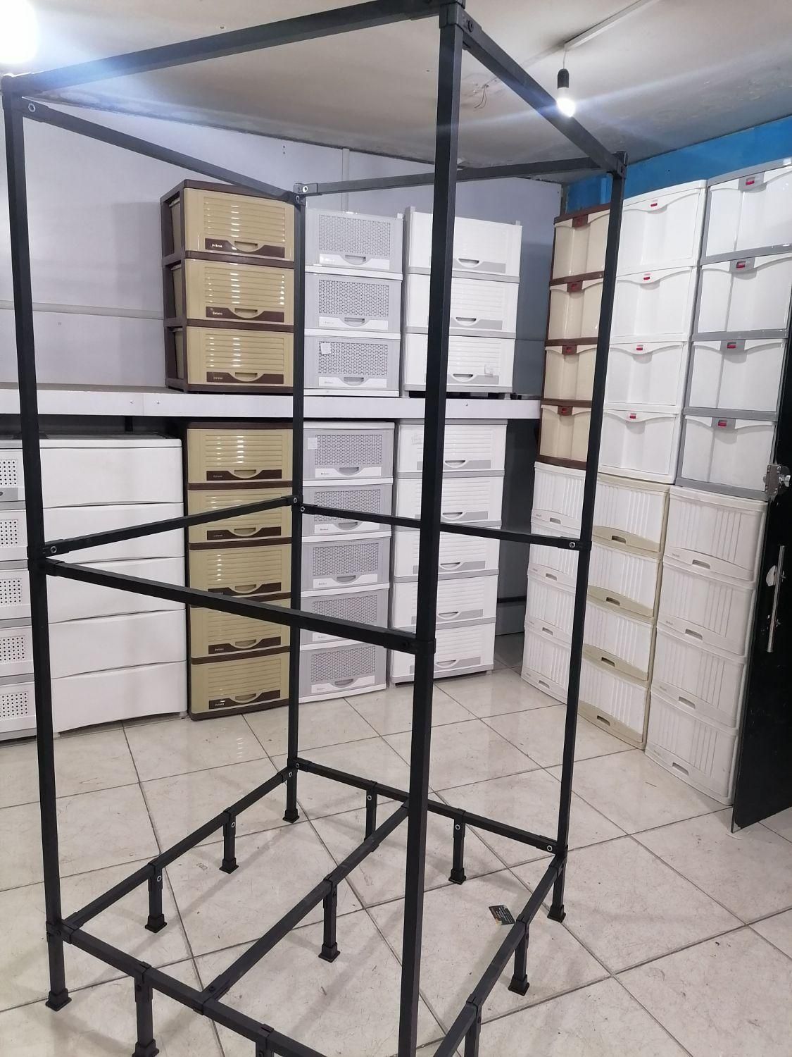 شلف دکور مغازه و رگال مدرن چوب و فلز|کتابخانه، شلف، قفسه‌های دیواری|شیراز, سینما سعدی|دیوار