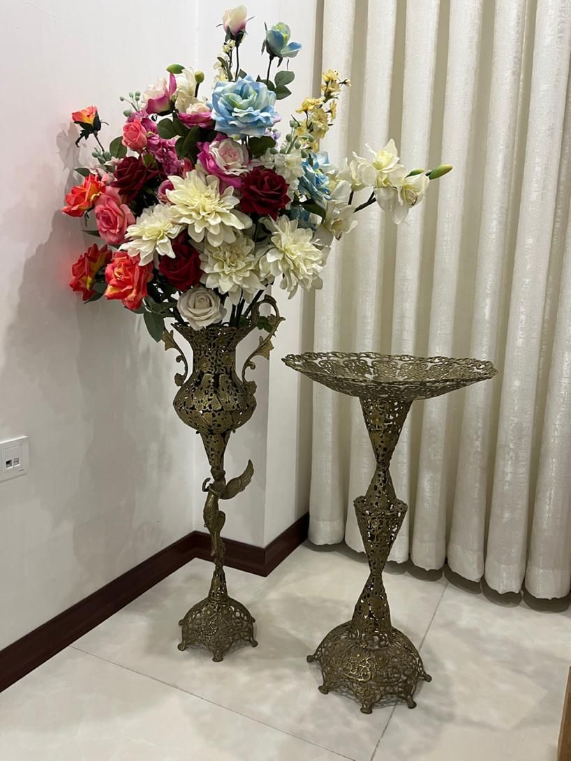 گل مصنوعی و‌گلدان برنزی و میوه خوری کنار سالنی|گل مصنوعی|پرند, |دیوار