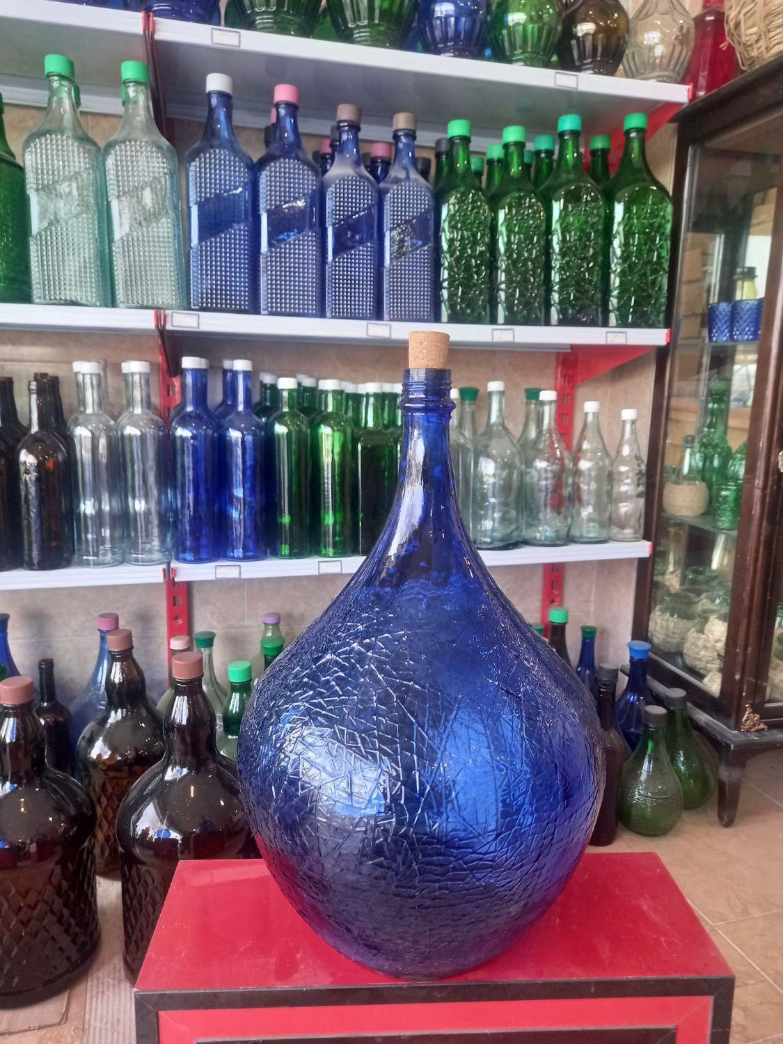 بطری شیشه ای ۱۲ لیتری|ظروف نگهدارنده، پلاستیکی، یک‌بارمصرف|اصفهان, باغ فدک|دیوار