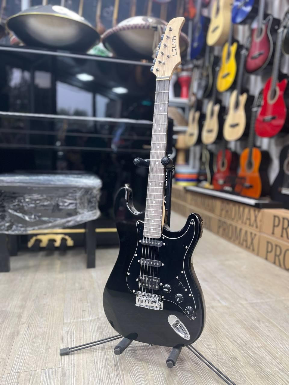 گیتار الکتریک|گیتار، بیس، امپلیفایر|رباط‌کریم, رباط‌کریم|دیوار