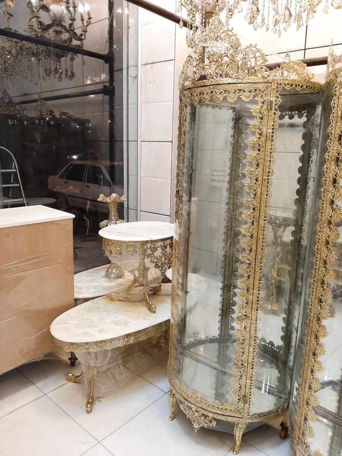 بوفه ویترین بزرگ منحنی تاجدار رز درشت برنز سوگلی|بوفه، ویترین، کنسول|زنجان, |دیوار