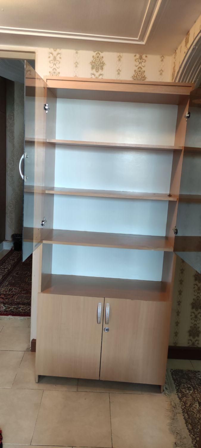 کتابخانه شیک با طبقه و درب شیشه ای  وکمد|کتابخانه، شلف، قفسه‌های دیواری|اصفهان, عسگریه|دیوار