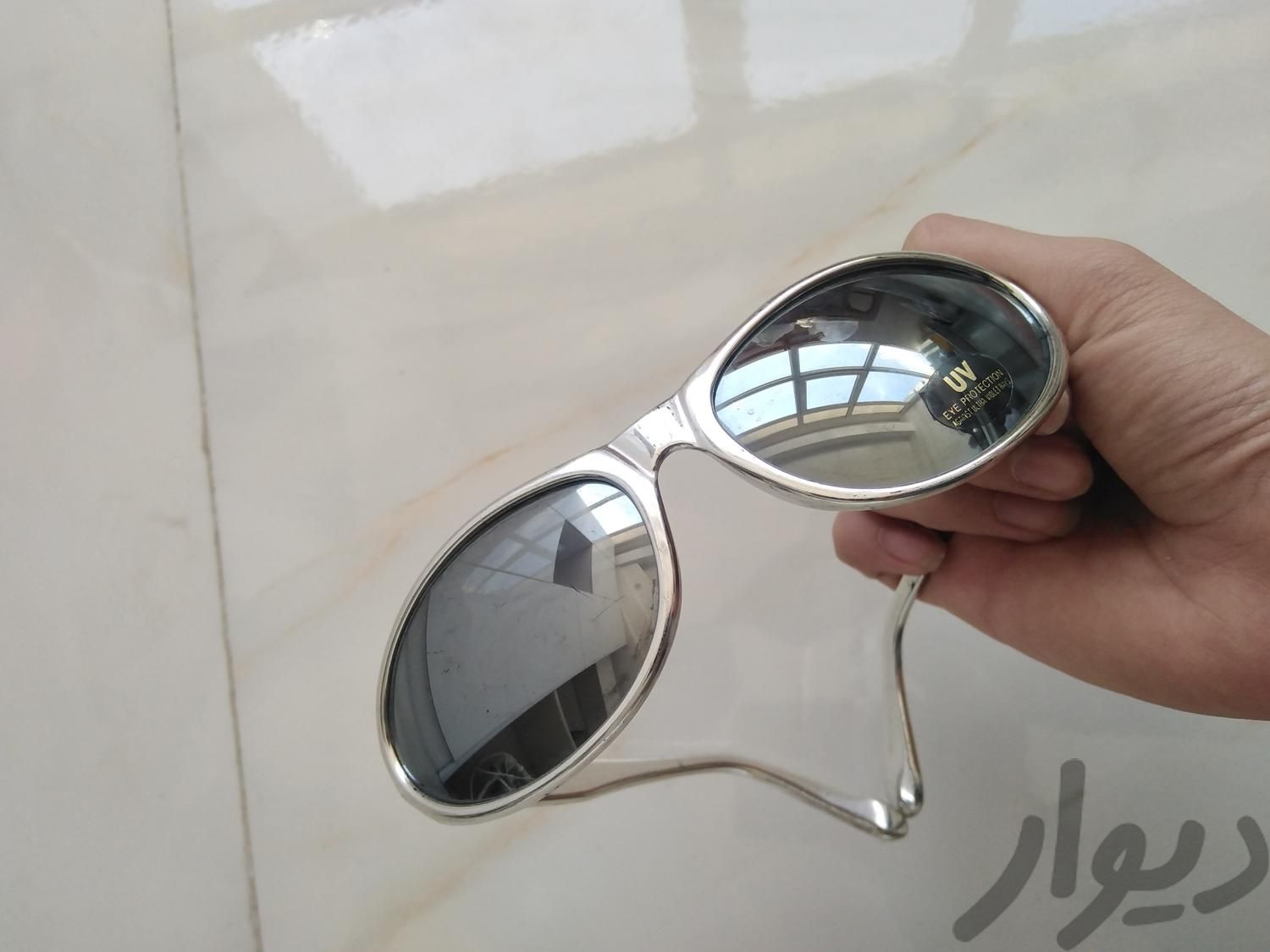 عینک دودی بچگانه سفید و نقره ای|اسباب و اثاث بچه|قم, زنبیل‌آباد (شهید صدوقی)|دیوار