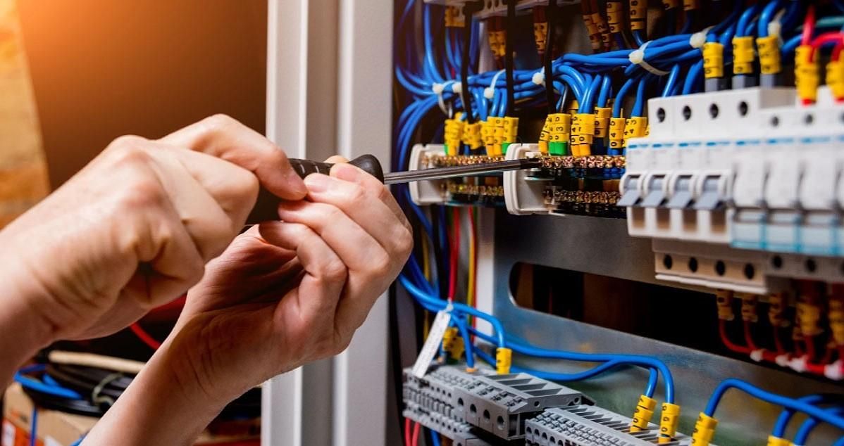سیم کشی،رفع اتصالات برق،آیفون تصویری، تابلو برق|خدمات پیشه و مهارت|اهر, |دیوار