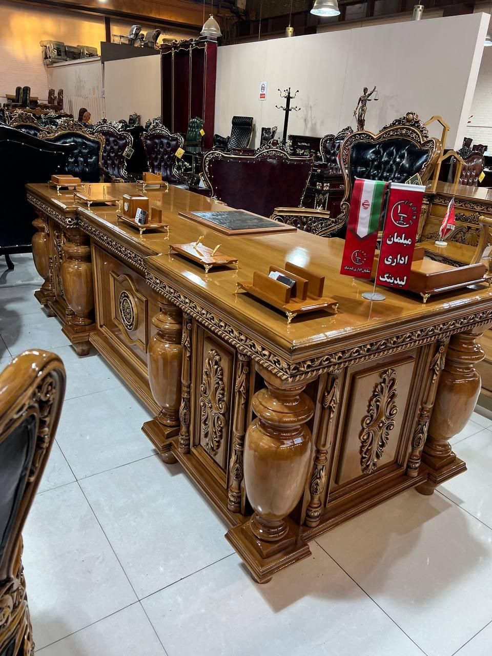مبلمان کلاسیک اداری میزگرجی نیمست کلاسیک|دفتر کار|تهران, شهرک ولیعصر جنوبی|دیوار