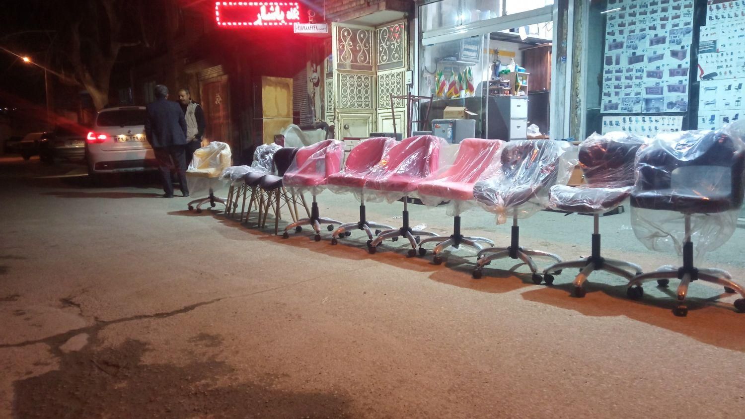 صندلی در رنگ‌بندی مختلف جکدار گردان|مبلمان اداری|سنندج, |دیوار