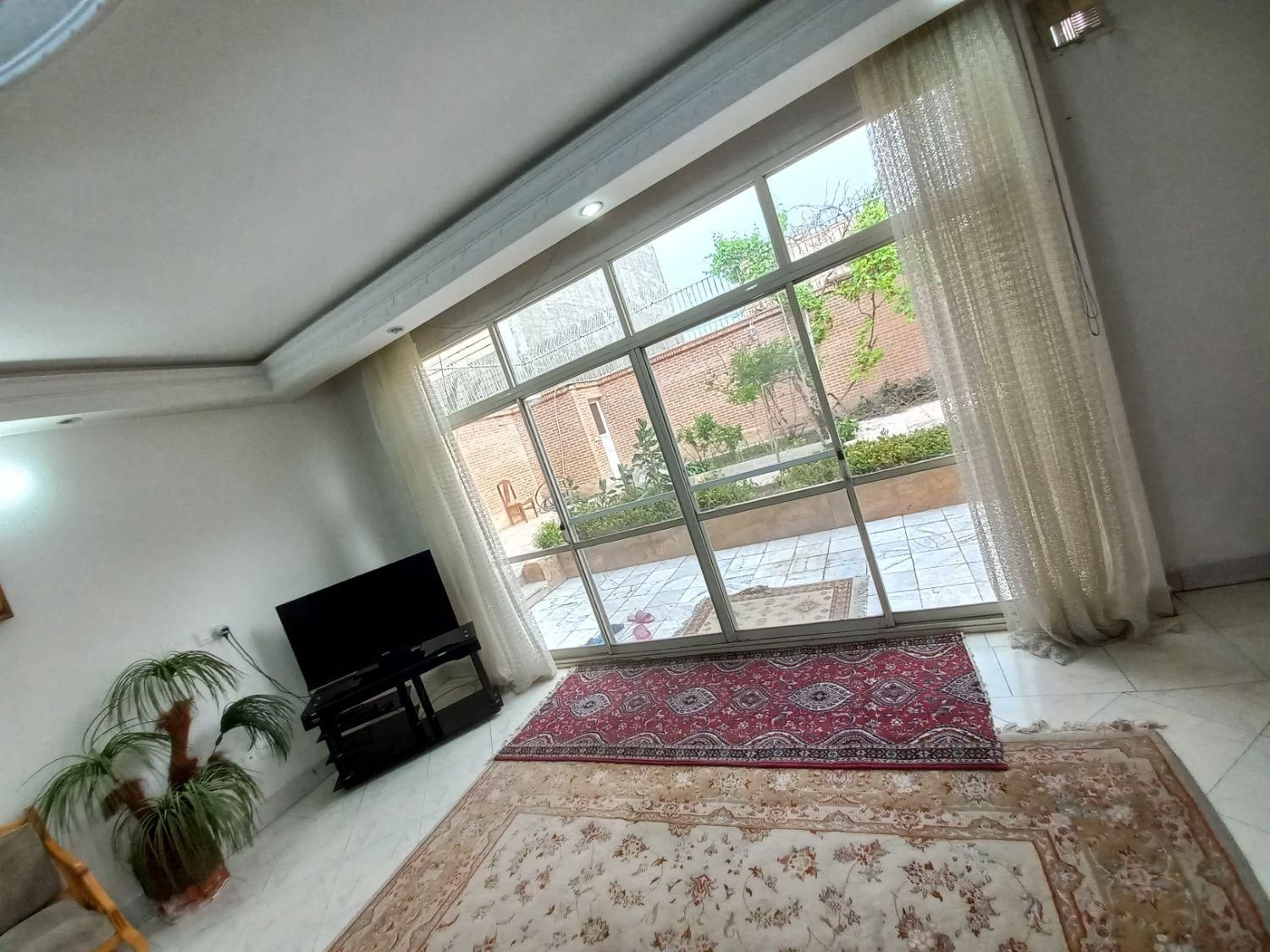 خانه مسافر ویلایی دو خواب با پارکینگ و حیاط|اجارهٔ کوتاه‌مدت آپارتمان و سوئیت|اصفهان, شهرک کاوه|دیوار