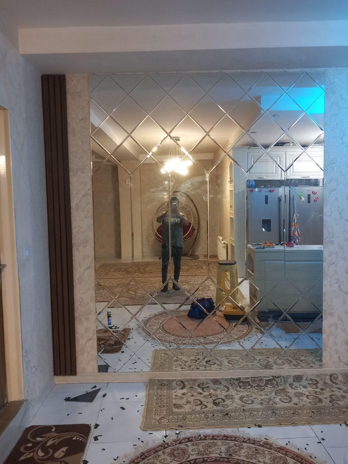 آ جورچین|آینه|فردیس, منظریه|دیوار