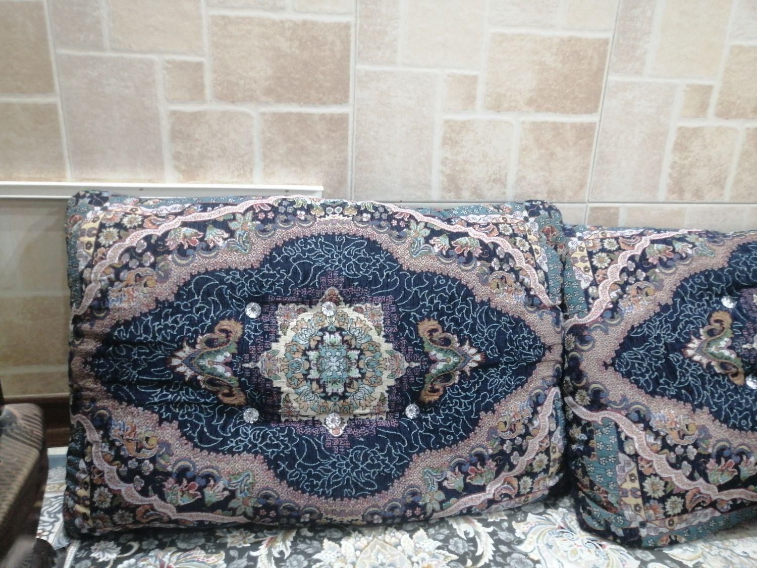 پشتی دررنگهای قهوه ای تیره وسرمه ای|پشتی|اصفهان, بهارستان|دیوار
