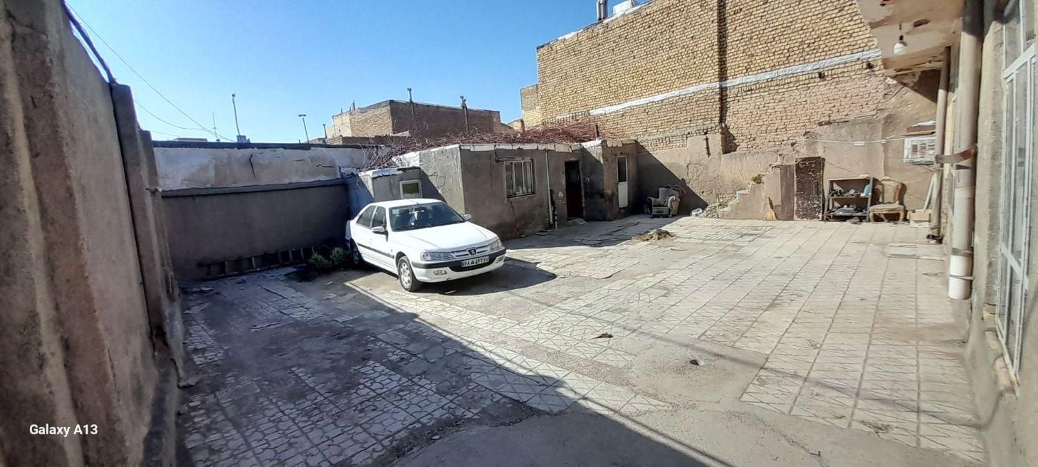 فروش ۲۵۰ متر زمین خانه کلنگی ویلایی سر2نبش معقول۲۴|فروش خانه و ویلا|مشهد, شهید معقول|دیوار