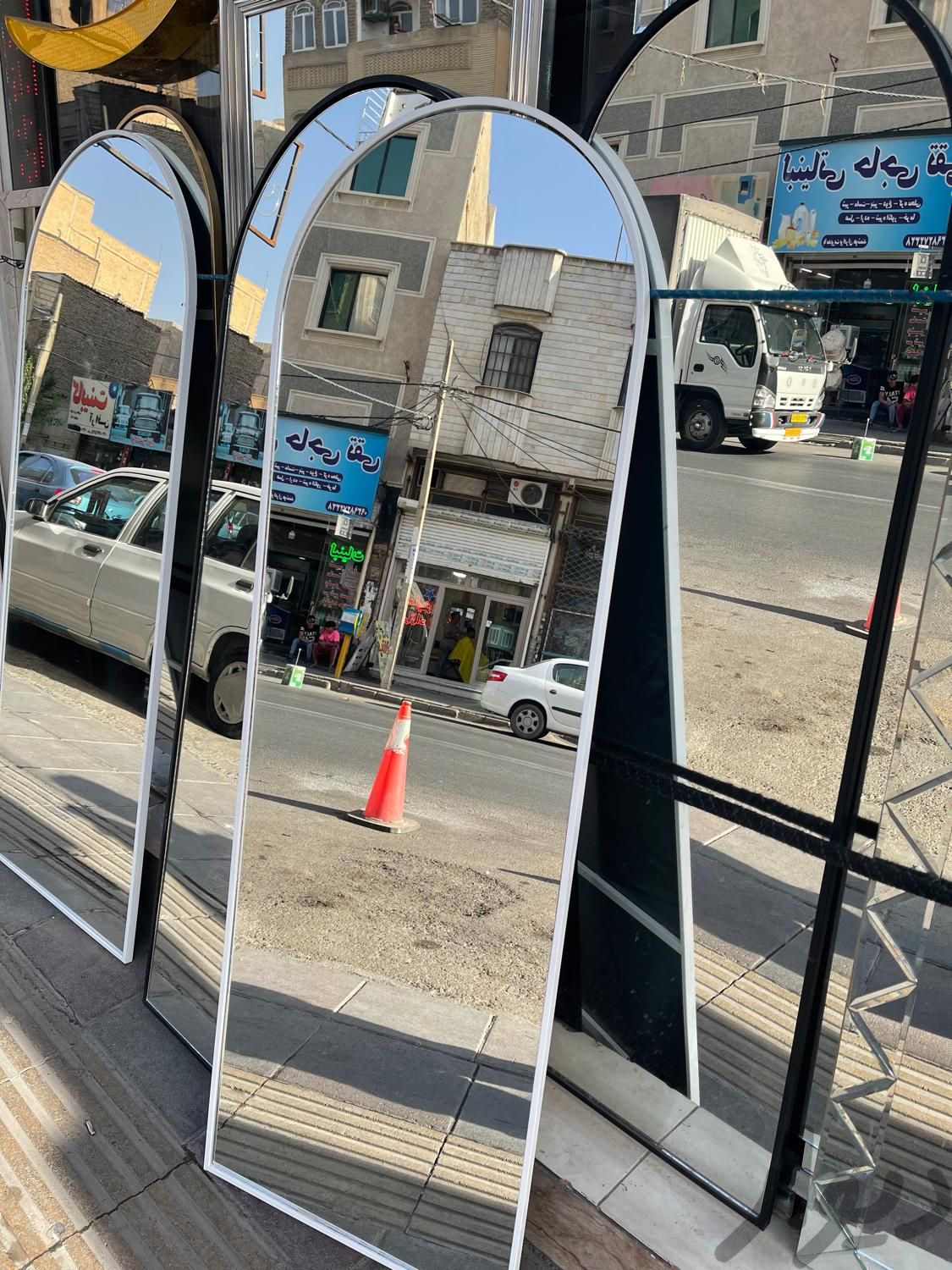 اینه|آینه|تهران, اندیشه (شهر زیبا)|دیوار
