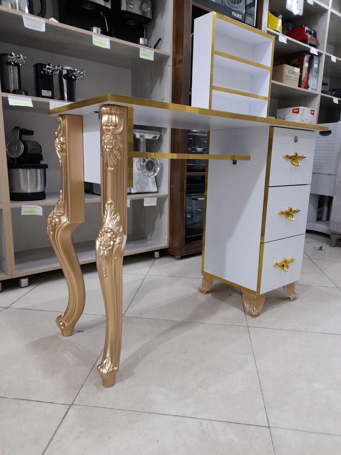 میز کاشت ناخن پایه گلدار طلایی * اثاث مارکت|آرایشگاه و سالن‌های زیبایی|سیرجان, |دیوار