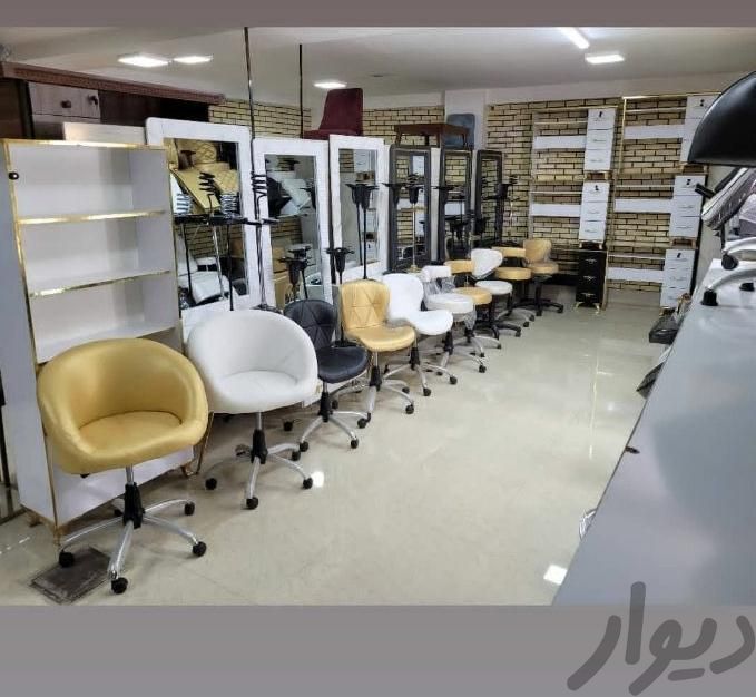 دکور وآینه صندلی سرشور پدیکور میزناخن آرایشگاه|آرایشگاه و سالن‌های زیبایی|سنندج, |دیوار