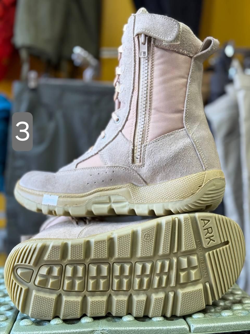 پوتین نظامی|کیف، کفش، کمربند|تهران, گمرک|دیوار