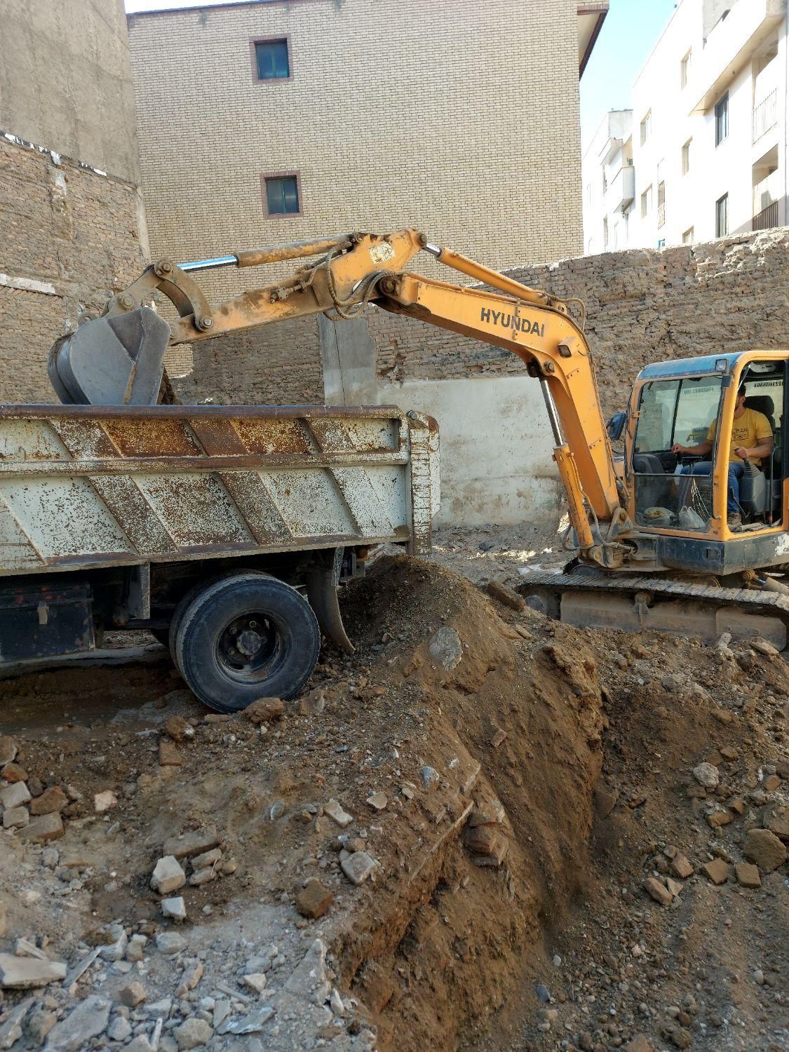 حمل نخاله خاک اجاره بابکت تهیه مصالح ساختمانی|خدمات حمل و نقل|تهران, بازار|دیوار