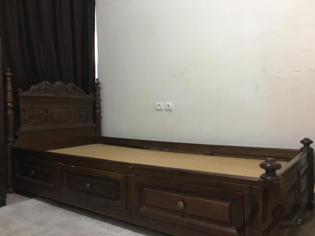 تخت یکنفره چوب گردو تیره و کندکاری شده زیبا|تخت و سرویس خواب|تهران, سهروردی|دیوار