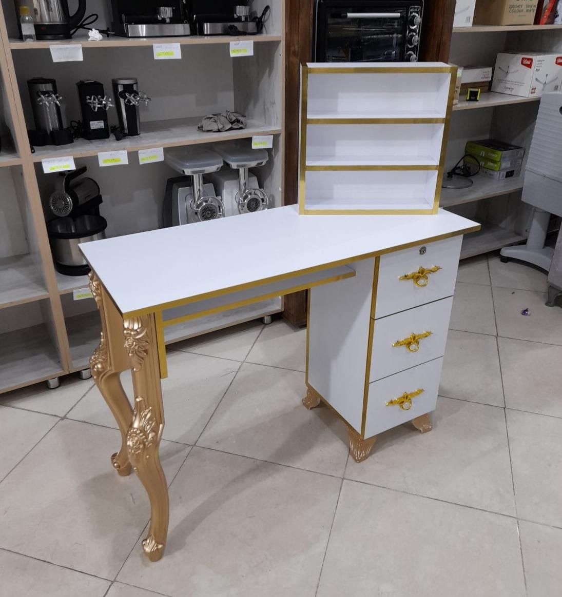 میز کاشت ناخن پایه گلدار طلایی * اثاث مارکت|آرایشگاه و سالن‌های زیبایی|سیرجان, |دیوار