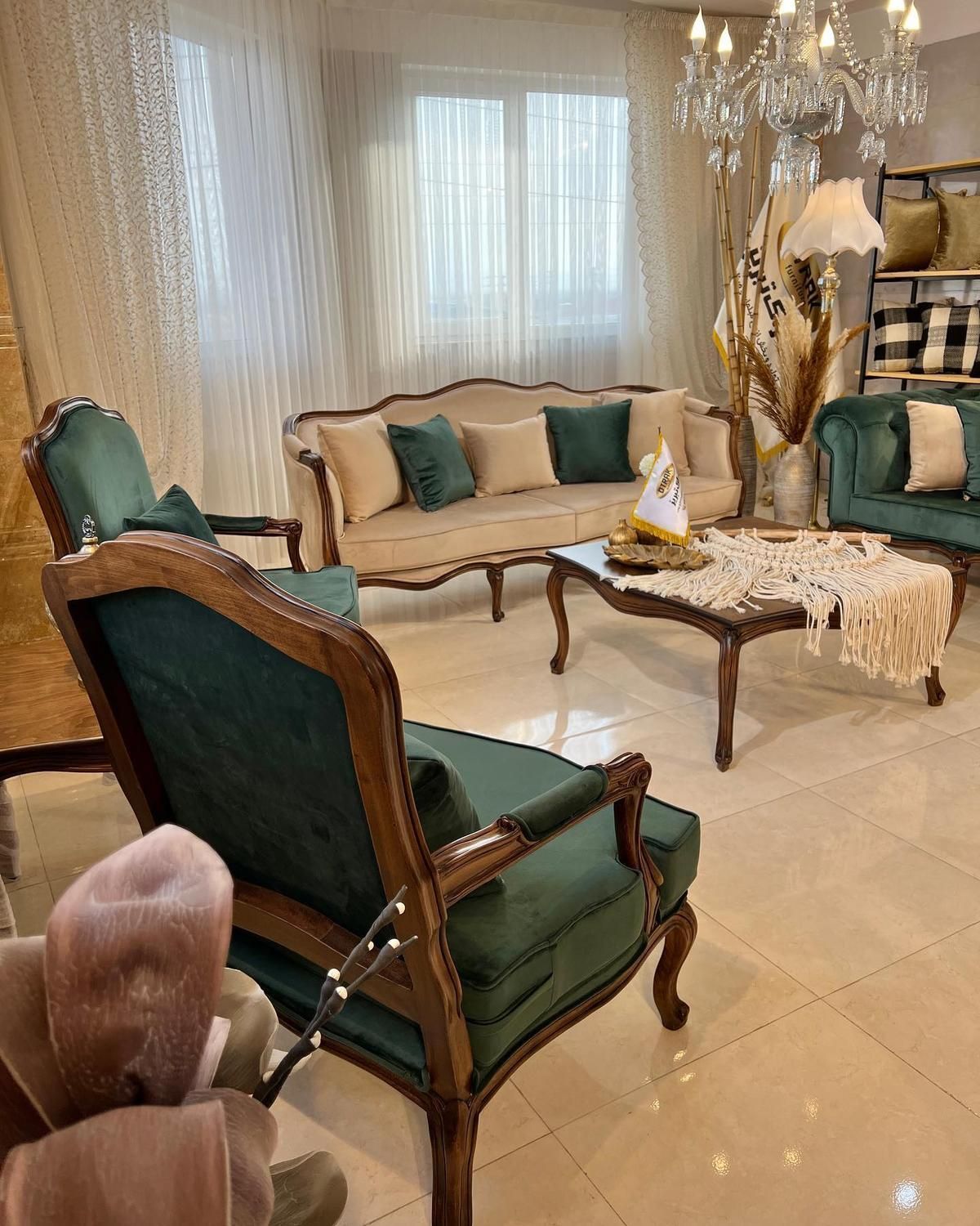 مبل کلاسیک آرگا|مبلمان خانگی و میز عسلی|قم, زاویه|دیوار