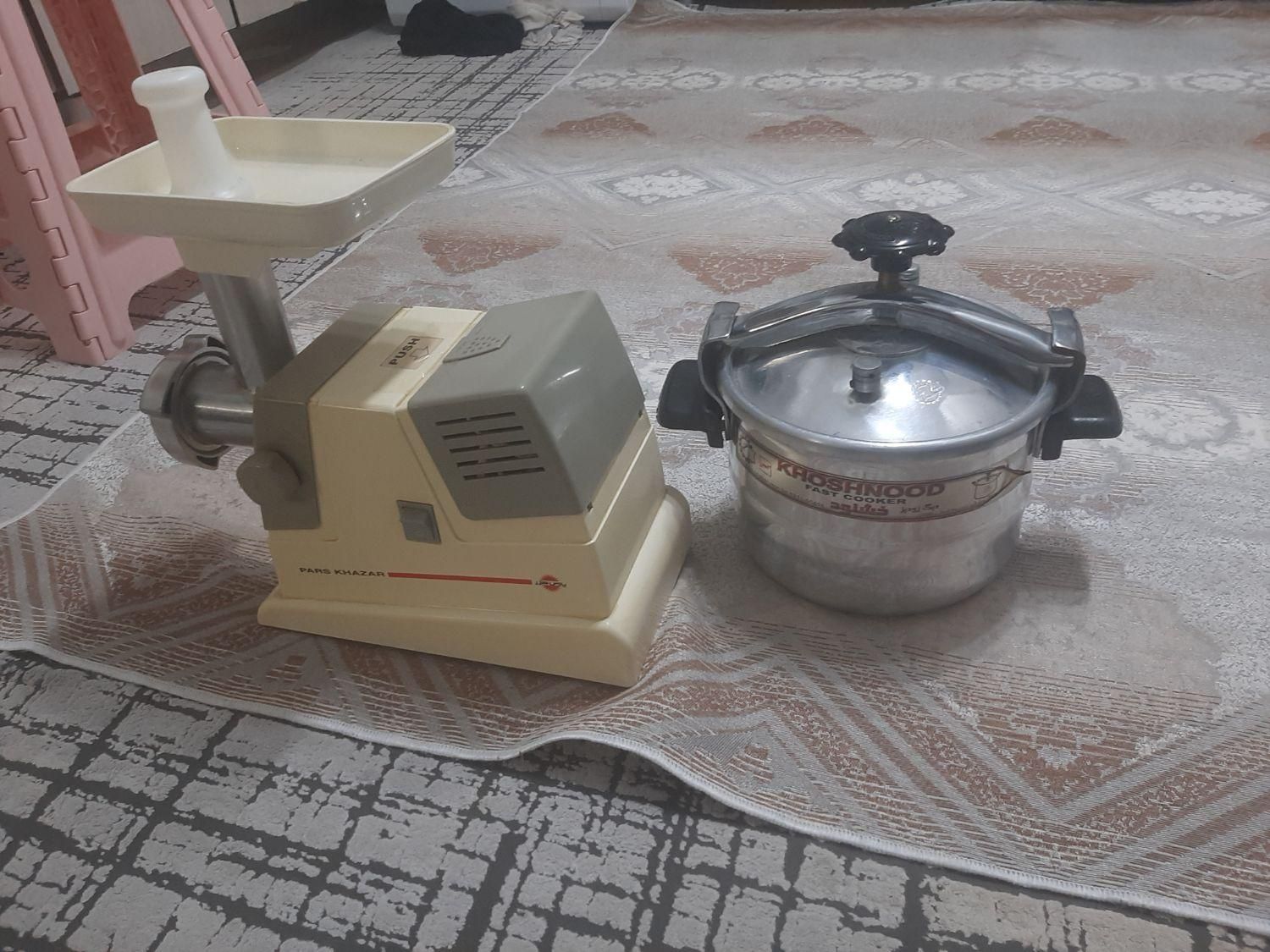 سلام یک عدد چرخ گوشت ویک عدد زودپز|ظروف پخت‌وپز|ساوه, |دیوار