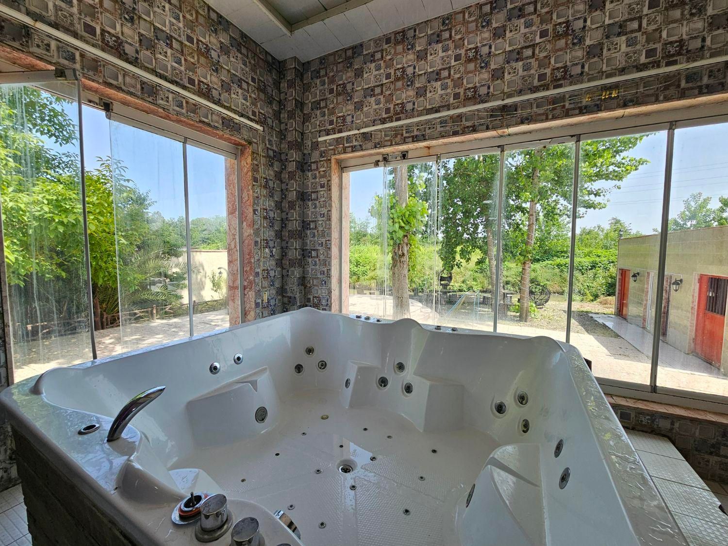 ویلا استخردار vip سه خوابه 1200 متر|اجارهٔ کوتاه‌مدت ویلا و باغ|بندر انزلی, قلم گوده|دیوار