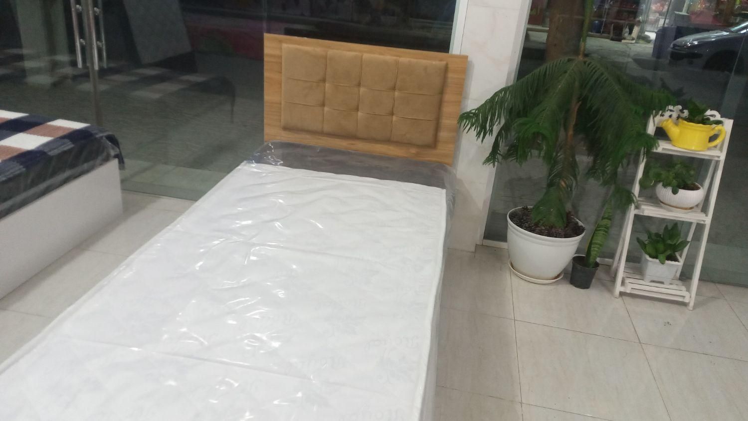 تخت یک نفره سفید و قهوه ای همراه با کفه پلیمری|تخت و سرویس خواب|کرمانشاه, |دیوار