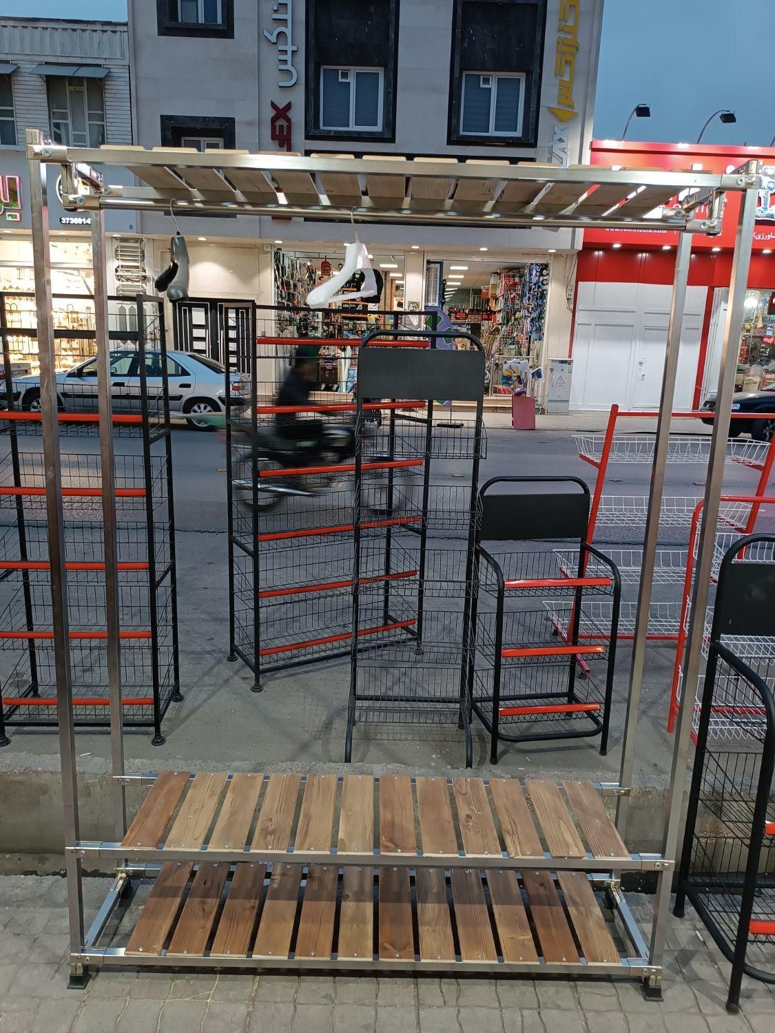 رگال/آویز لباس/قفسه چوب و فلز|کتابخانه، شلف، قفسههای دیواری|شیراز, فخرآباد (دروازه کازرون)|دیوار