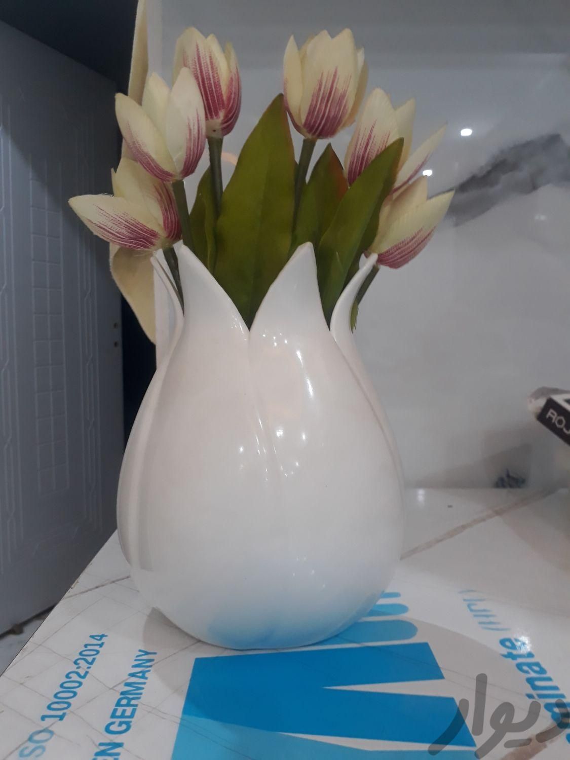 یک گلدان شلفی که می شود روی دیوار آویزان کنید.|گل مصنوعی|فردوسیه, |دیوار