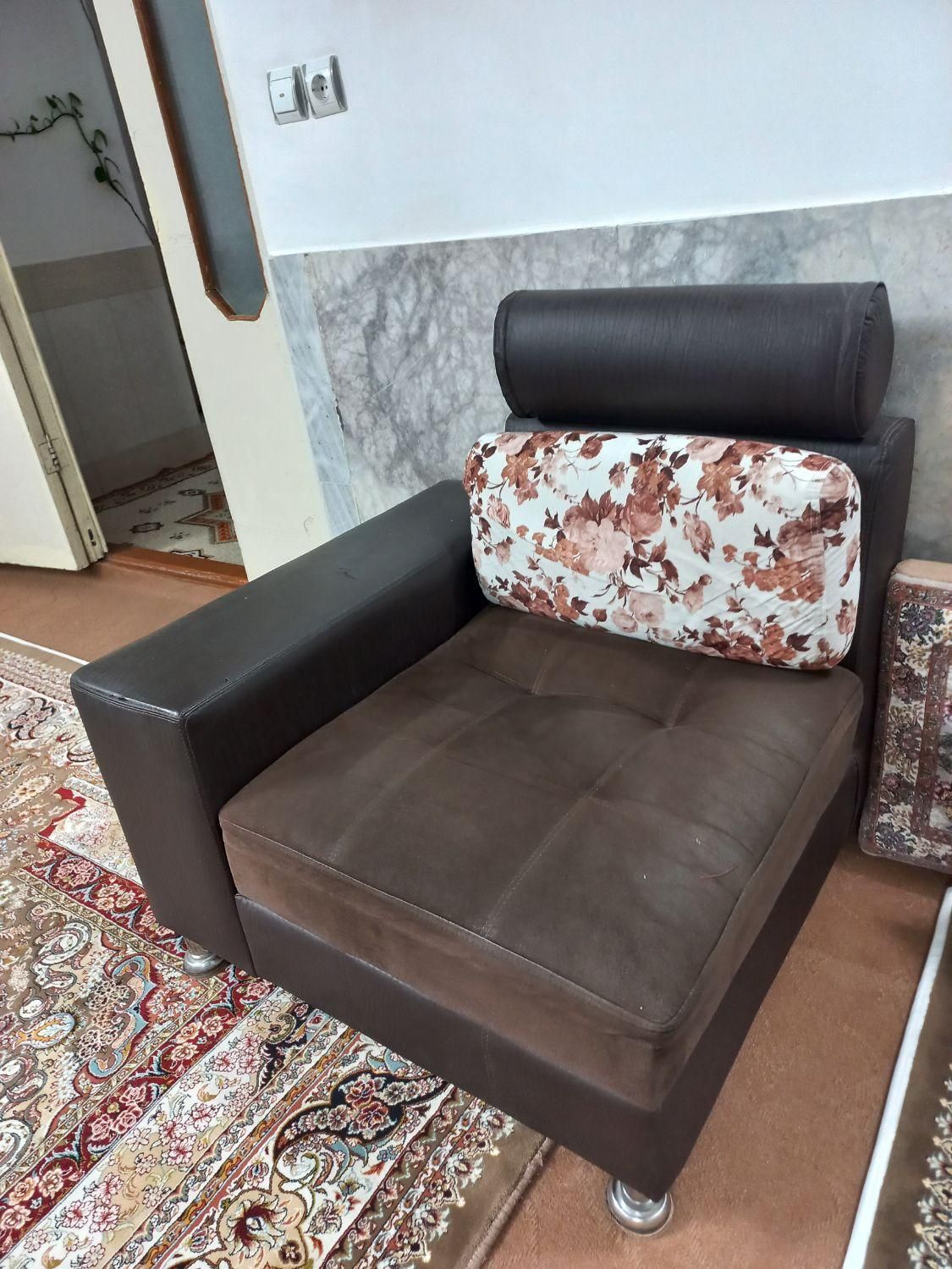فروش مبلمان ۸ نفره همراه ۴ عدد میز جلو مبلی|مبلمان خانگی و میز عسلی|بیرجند, |دیوار