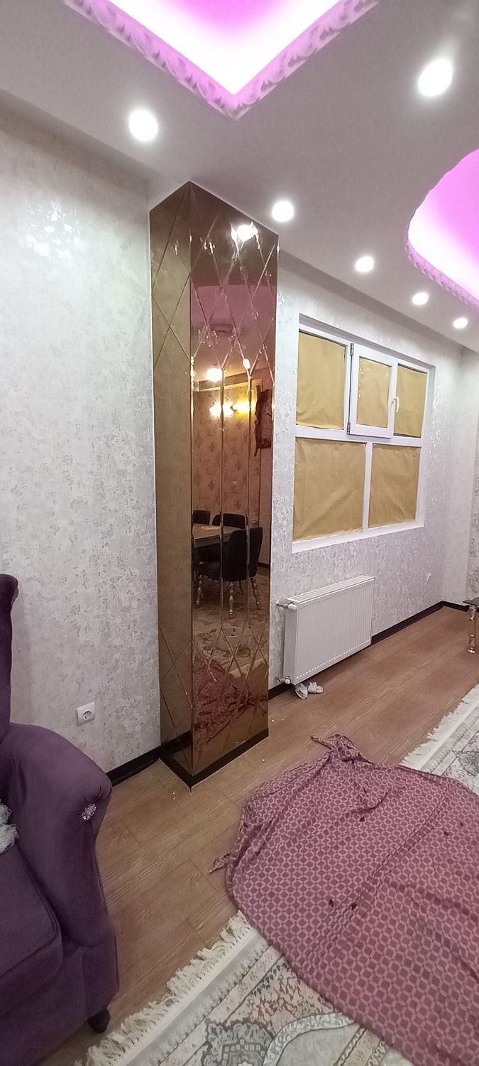 آینه نیزه ای|آینه|قم, باجک دو|دیوار