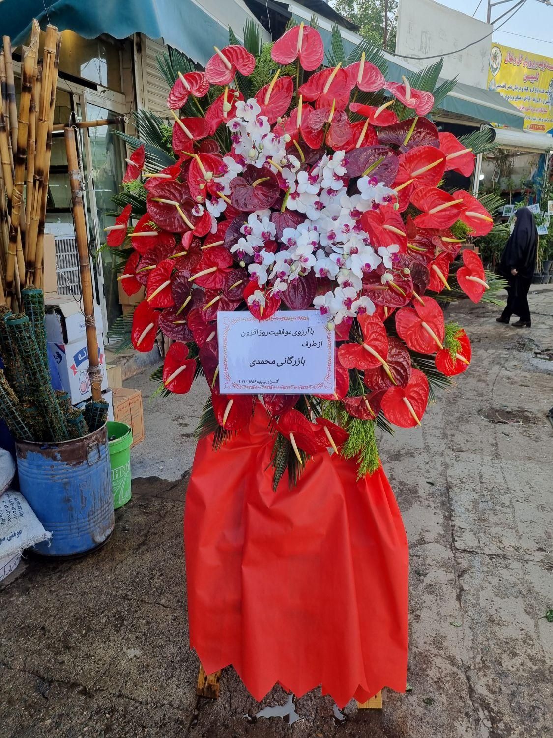 تاج گل فانتزی برای نمایشگاه های تهران|گل و گیاه طبیعی|تهران, آهنگ|دیوار