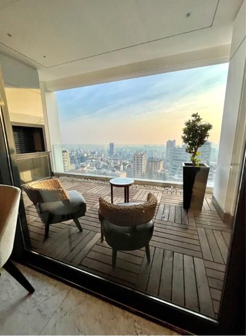 ۳۰۰متر برج مدرن با ویوو شهر و کوهستان