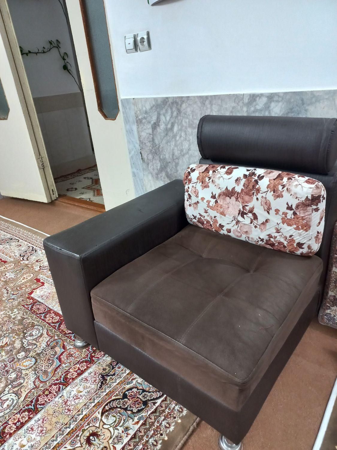 فروش مبلمان ۸ نفره همراه ۴ عدد میز جلو مبلی|مبلمان خانگی و میز عسلی|بیرجند, |دیوار