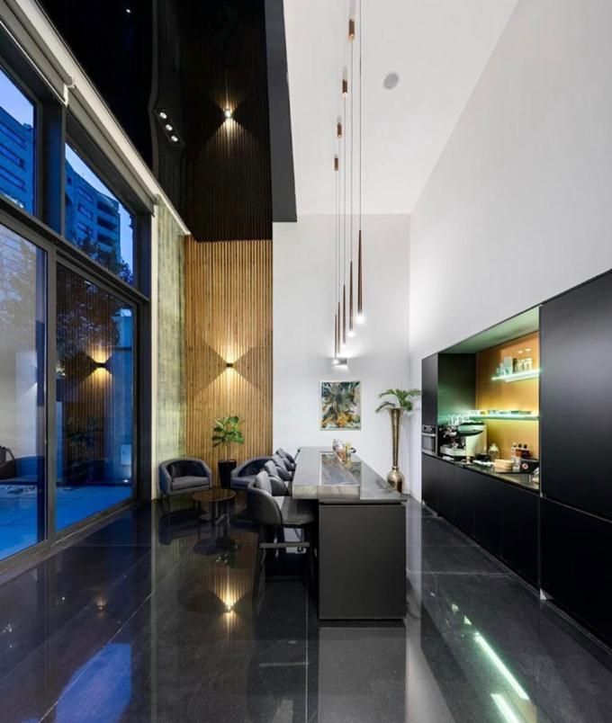 ۳۰۰متر برج مدرن با ویوو شهر و کوهستان