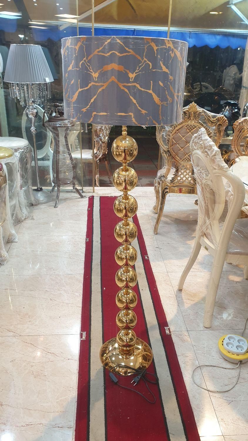 آباژور  کنار سالنی تمام گوی طلایی و نقره ای|چراغ خواب و آباژور|رشت, دیلمان|دیوار