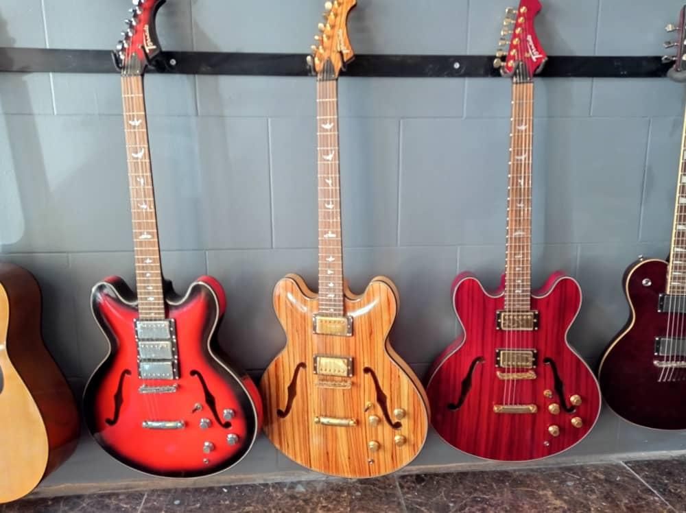 گیتار الکتریک برقی|گیتار، بیس، امپلیفایر|تبریز, |دیوار