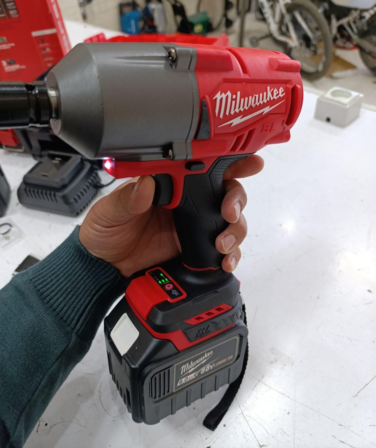 بکس شارژی تمام صنعتی میلواکی Milwaukee کله گاوی|ماشین‌آلات صنعتی|شیراز, عادل آباد|دیوار