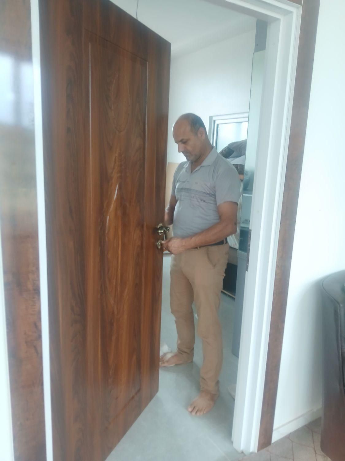 نصاب تخصصی درب چوبی با بیش از سی سال تجربه|خدمات پیشه و مهارت|رشت, دباغیان|دیوار