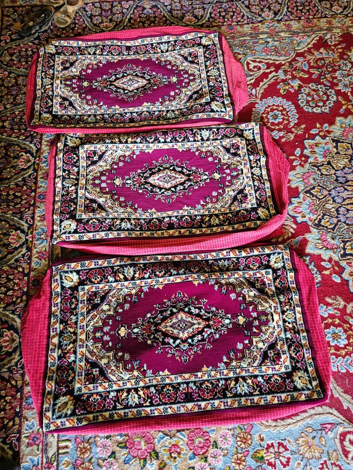 تعدادی پشتی قالیچه ای|پشتی|شیراز, ارم|دیوار